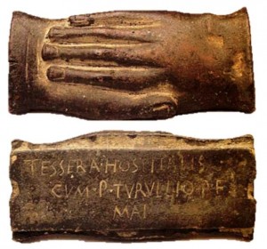 Tessera Hospitalis, en forma de manos entrelazadas, fechada en el siglo I a.C.